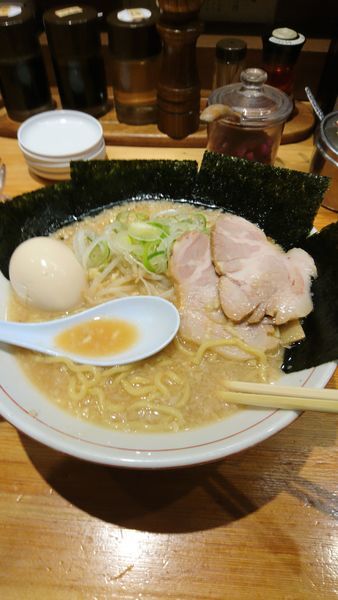 「味玉ラーメン大盛+海苔」@野方ホープ 高田馬場店の写真