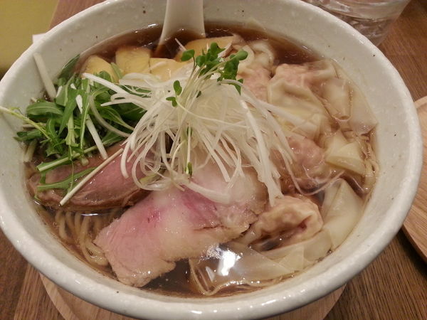 「鳥取県産大山鶏のわんたんめん大盛+チャーシュー丼」@らーめんshigetomiの写真