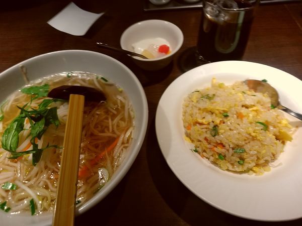 「本日のランチ①(もやしラーメン＆五目チャーハン)780円」@上海華龍 ヤマダ電機LABI1高崎店の写真