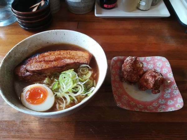 「極厚豚バラ肉 煮干醤油ラーメン＋唐揚げ（2個）」@二郎系ラーメン 麺屋 春爛漫の写真