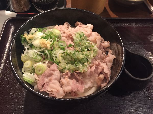「豚ねぎ塩ぶっかけうどん（中盛）」@新鮮地場野菜と地酒 自家製うどん 緑尽の写真