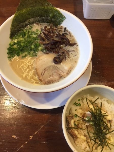 「白豚骨＋替玉無制限＋マヨチャー丼　700円（ランチセット）」@飛騰の写真