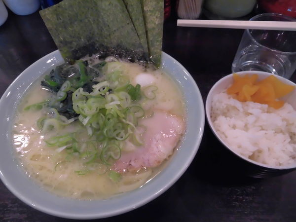 「塩ラーメン（薬味ネギ無料・ランチタイムはライスバー無料）」@横浜家系ラーメン じゃん家の写真