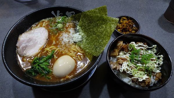 「味玉入り黒ハード（890円）＋チャーシュー丼（350円）」@次男坊 BLACK REDの写真