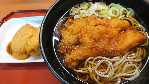 「鶏から揚げそば、おいなりさん」@大江戸そば 市ヶ谷店の写真