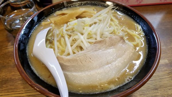 「いつもの豚骨味噌いつものお値段　太麺　中盛」@らあめん 寸八 総本店の写真