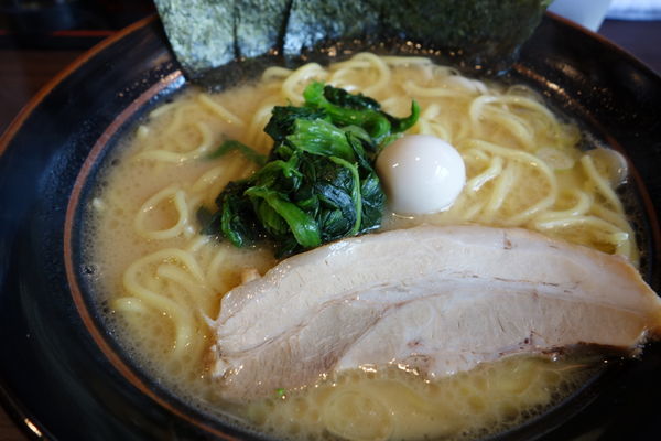 「豚骨醤油ラーメン700円」@横浜家系ラーメン やまふじ家 野田店の写真