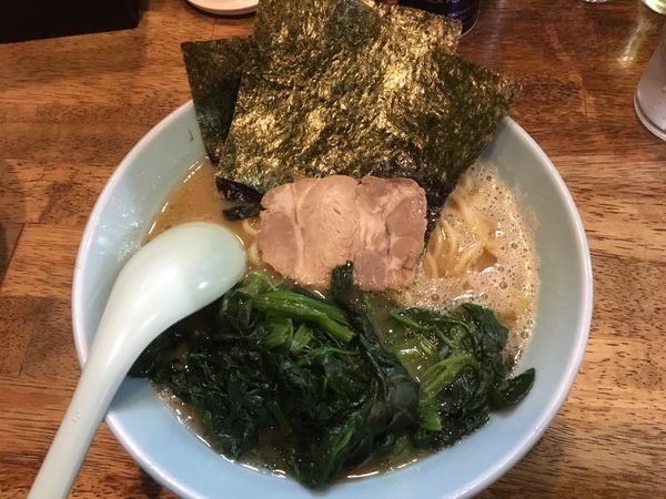 「ほうれん草ラーメン 麺固め」@横浜家系ラーメン 家家家 錦糸町店の写真