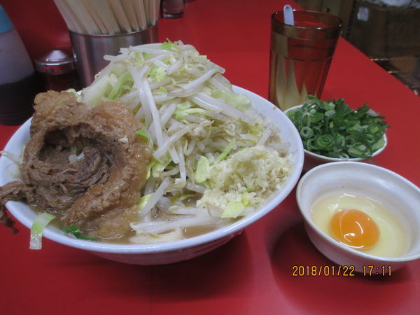 「ラーメン￥730生卵￥60九条ねぎ￥100」@ラーメン二郎 京都店の写真