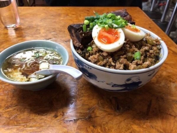 「煮豚挽肉高菜味玉丼+チャーハン半ラーメン950+850円」@かし亀の写真
