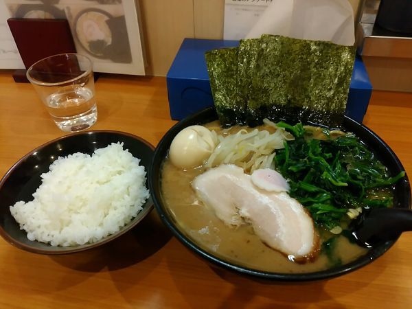 「ラーメン中盛＋ほうれん草＆ライス」@横浜ラーメン てっぺん家 元住吉店の写真