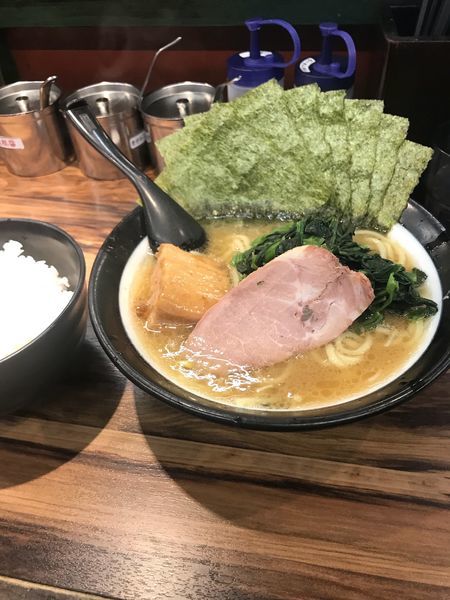 「ラーメン角煮 ホウレソウ ノリ ライス」@横浜家系ラーメン西荻家の写真