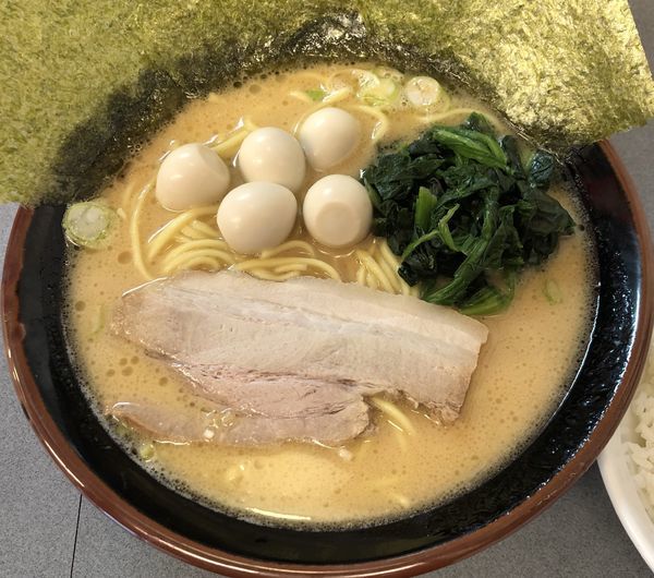 「ラーメン中盛＋ウズラ＋ライス（￥820＋￥70＋￥50）」@家系ラーメン 大和 達磨家の写真