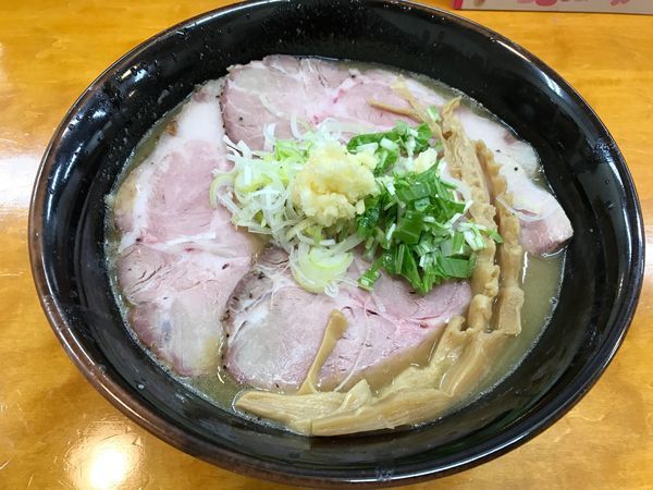 「限定　濃厚クリーミー醤油らーめん（７５０円）＋チャーシュー」@らーめん逆流の写真