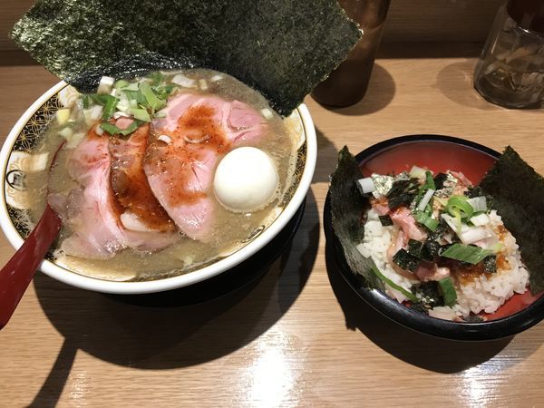 「すごい煮干ラーメン 特製 肉めし」@すごい煮干ラーメン凪 池袋西口店の写真