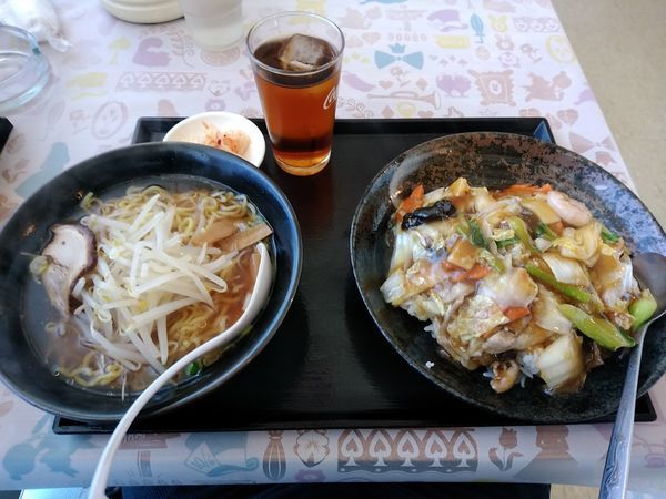 「ラーメンセット(醤油ラーメン＋中華丼)680円」@台湾料理 味味軒の写真