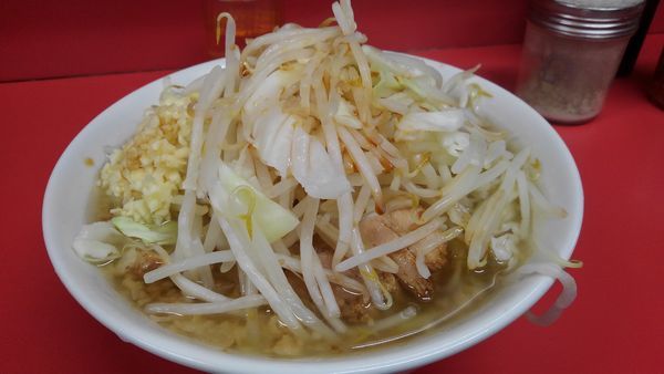 「小ラーメン750円(麺半分、ヤサイニンニクカラメ)」@ラーメン二郎 千住大橋駅前店の写真