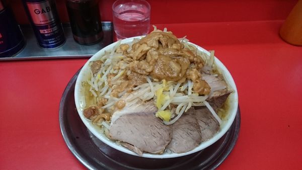 「チャーシュー麺・麺山盛り(ヤサイアブラブロック)￥８００」@麺でる 田園調布本店の写真
