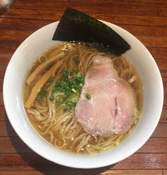 「淡口醤油らーめん800円」@町田汁場 しおらーめん進化 町田駅前店の写真