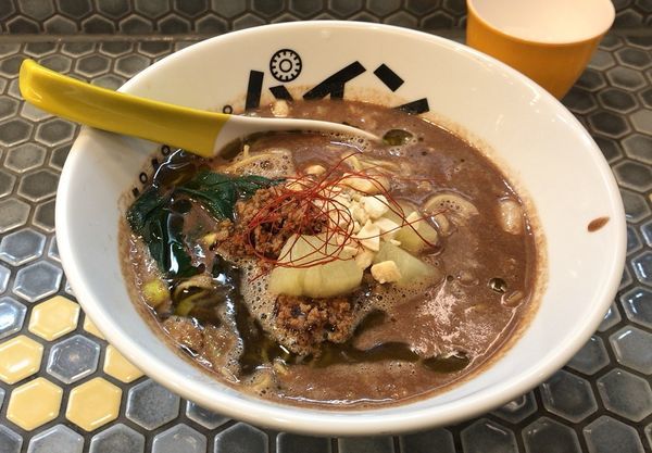 「チョコレートパイナップル担々麺｢カカカカカカオ｣(限定)」@パイナップルラーメン屋さん パパパパパインの写真