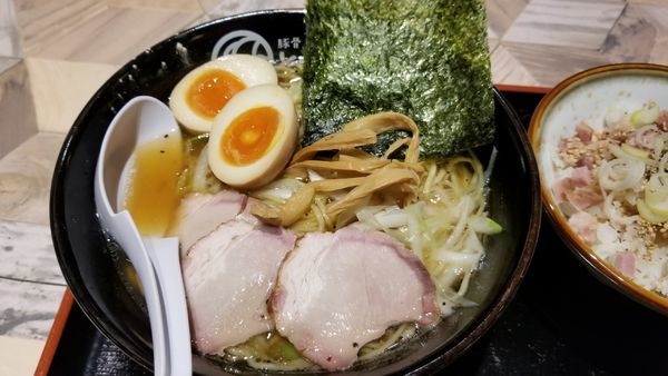 「期間限定　ネギと胡椒の王様中華そば　中盛　味玉トッピング」@豚骨らあめん専門店 とんこつ家ZUN イオンモール松本店の写真