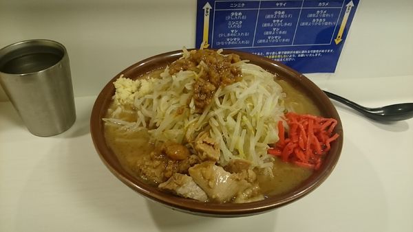 「大ラーメン・麺マシ(ヤサイカラメ黒アブラベニ)￥１０００」@ハイパーファットンの写真