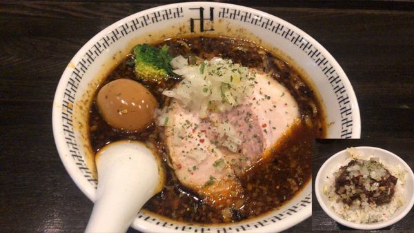 「スパイス・味玉ラー麺+スパイシー肉飯」@スパイス・ラー麺 卍力の写真