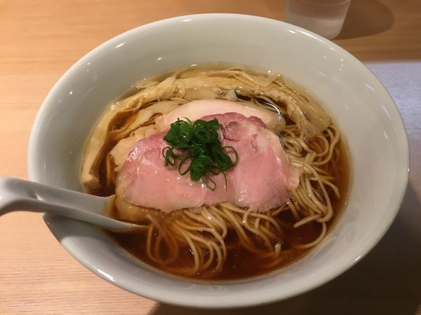「醤油らぁ麺」@らぁ麺 はやし田 新宿本店の写真