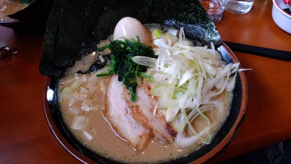 「特製ラーメン　中盛り」@どんとこい家の写真
