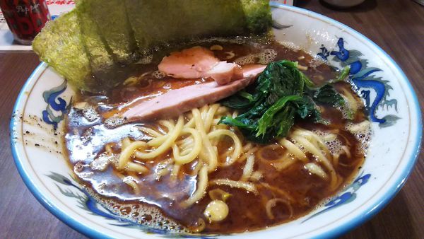 「豚骨醤油ラーメン(ﾌﾞﾗｯｸ)￥700」@介一家 山手店の写真
