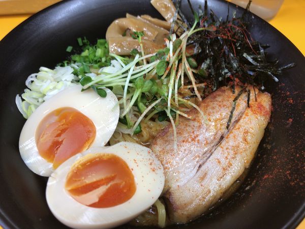 「赤唐・醤油840円（３辛）+味玉100円」@大友食堂の写真