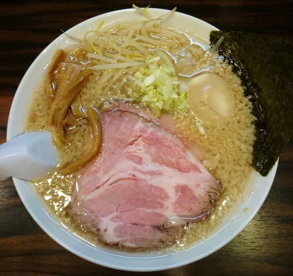 「背脂醤油ラーメン(カスタマイズヴァージョン) 750円」@稲荷屋の写真