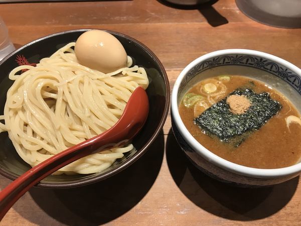 「つけめん中盛+半熟玉子」@つけ麺専門店 三田製麺所 神田店の写真
