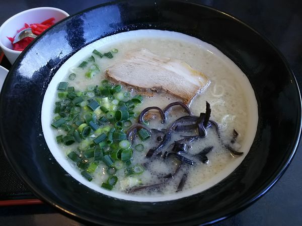 「博多とんこつラーメン　＋替え玉：バリカタ　＋替え玉：粉落とし」@ラーメンはっちゃき 長野店の写真