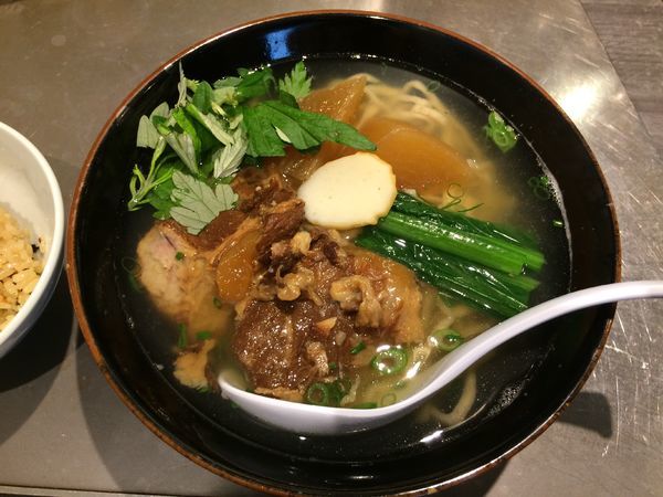 「ソーキソバ（限定）」@ソラノイロ ARTISAN NOODLESの写真