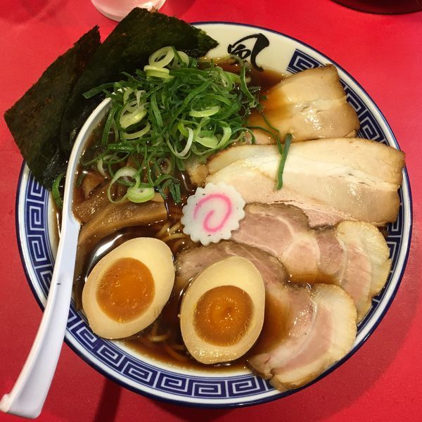 「特醤油ラーメン 大盛」@風は南から 蒲田店の写真