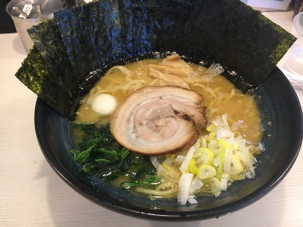 「豚骨醤油 海苔」@ゴル麺 横浜本店の写真