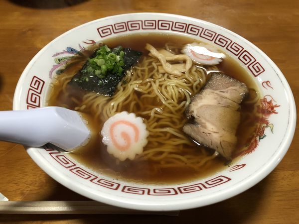 「ラーメン（中）６００円＋つまみ＋焼酎大量」@西町食堂の写真