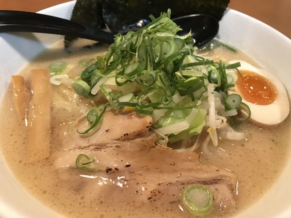 「豚骨醤油ラーメン　690円」@らーめん春樹 トナリエ宇都宮店の写真