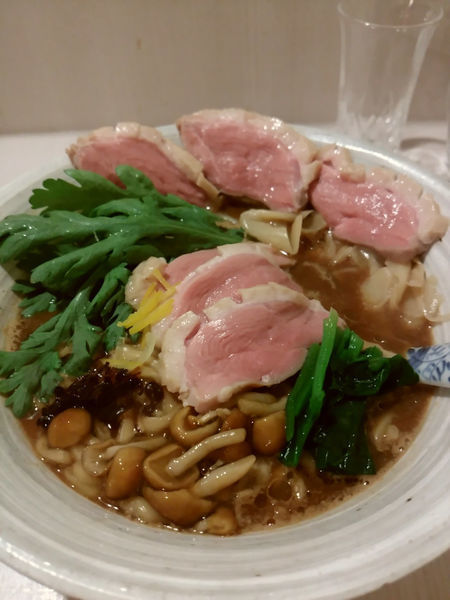 「赤味噌そば 900円+鴨むね肉+日本酒」@麺処 きなりの写真