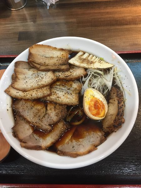 「黒王チャーシュー麺 青唐辛子トッピング」@らーめん 黒白の写真