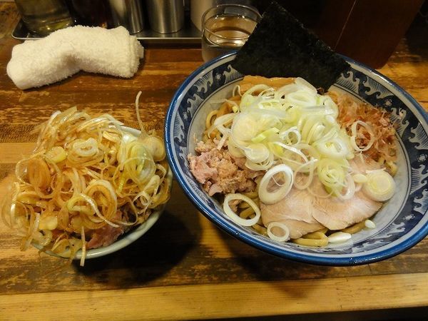 「油そば　780円　ミニ刻みチャーシュー丼　250円　ネギ多め」@兎に角 松戸店の写真