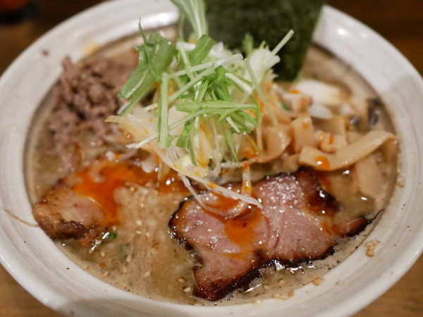 「なな蓮の味噌そば籾発芽玄米味噌仕立て サービス炙りチャーシュ」@日本橋 製麺庵 なな蓮の写真