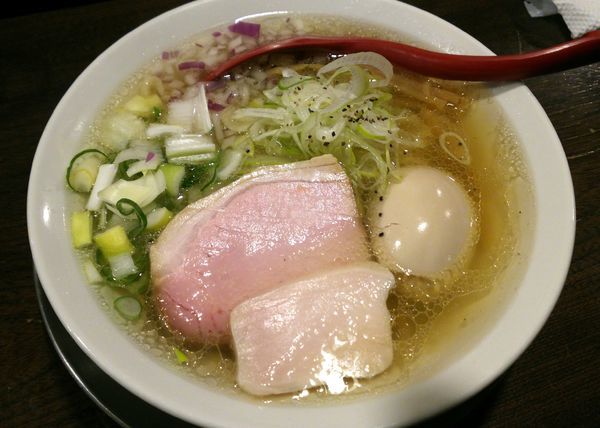 「牛香味塩そば＋味付け卵　750＋100円」@立ち呑み居酒屋 金町製麺の写真