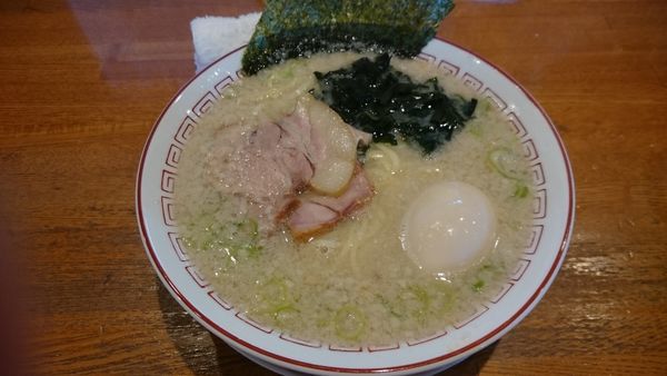 「煮玉ラーメン」@天然豚骨ラーメン専門店 よってっ亭の写真