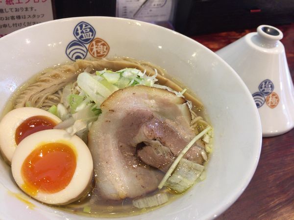 「塩ラーメン琥珀 大人の燻製味玉928円」@塩逸品 五代目 けいすけの写真