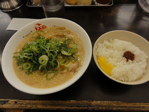 「ラーメン780円　30秒硬め　脂多め　　ライス普通」@京都銀閣寺 ますたにラーメン 日本橋本店の写真