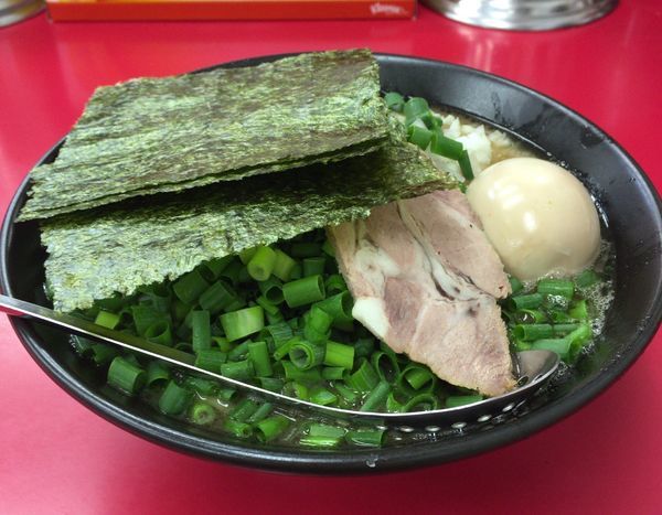 「半熟味玉ラーメン 万能ネギ タマネギ」@武蔵家直系 ぼうそう家の写真