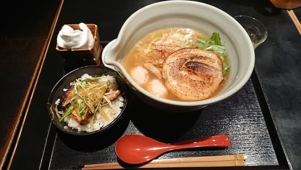 「銀笹白醤油ラーメン 850円 + 半焼豚飯 200円」@麺処 銀笹の写真