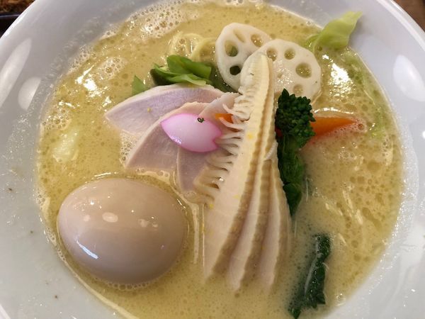 「鶏白湯SOBAと味玉とたけのこ」@銀座 篝 アトレ浦和店の写真